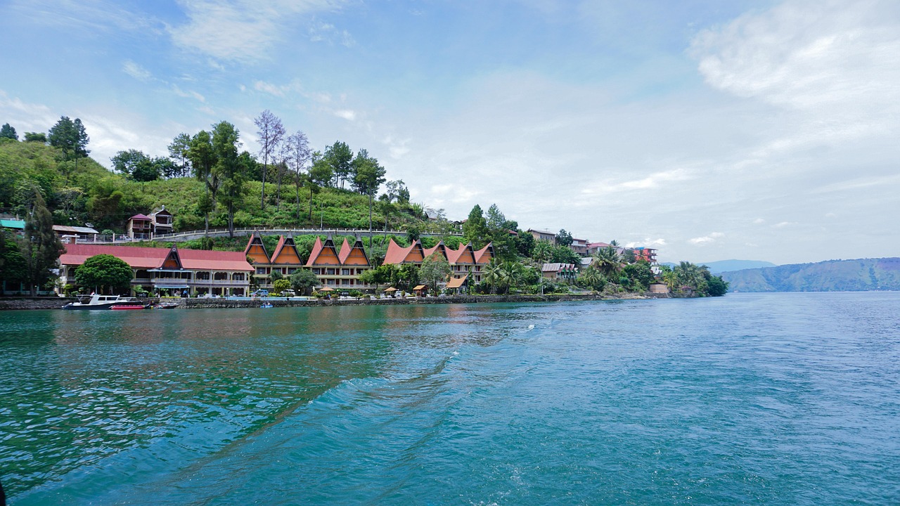 Gunung, danau, dan tebing di berbagai penjuru Nusantara menyimpan warisan bumi yang kini semakin diakui dunia.