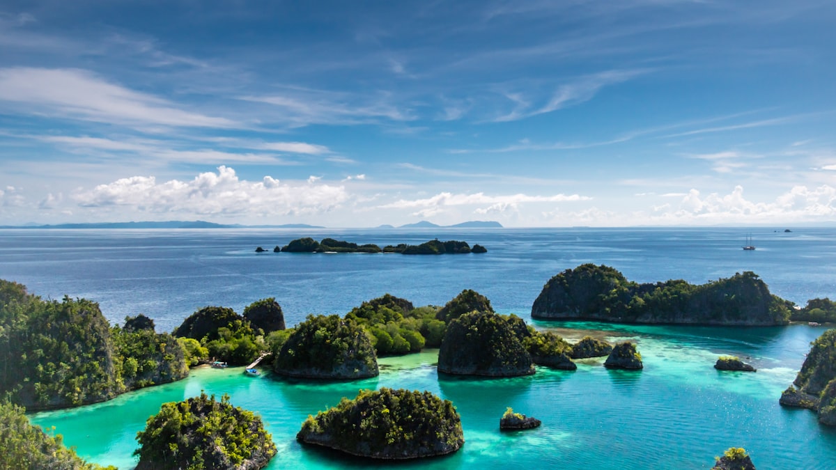 Gugusan pulau karst di timur Indonesia — pengingat bahwa negeri sendiri pun belum habis kita jelajahi.